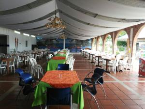 Hotel Campestre Kosta Azul餐厅或其他用餐的地方