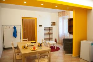 CastelfrentanoB&B Casa Tua的用餐室以及带桌椅的起居室。