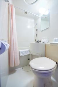 米泽市米泽精选酒店的白色的浴室设有卫生间和水槽。