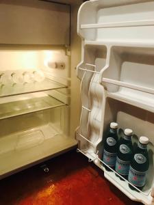 华盛顿圣卡日德尔一室公寓的配有瓶装水的开放式冰箱