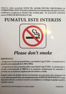 克卢日-纳波卡佐尔络公寓式酒店的标志说明请不要吸烟