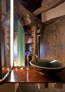 Santa María de MaveHotel Boutique El Convento de Mave的木制柜台上带大水槽的浴室