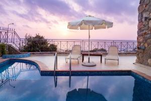 AmigdhalokeFálionArtemis Villa with Amazing Sunset Views & Private Pool,near Elafonissi的一个带桌椅和遮阳伞的游泳池