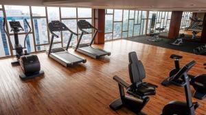 三宝垄潘达纳兰路易斯肯尼酒店的大楼内带跑步机和健身器材的健身房