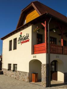 SiculeniAmadé Pension & Restaurant的带有读南极餐厅标志的建筑