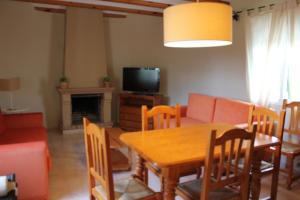 埃尔斯波夫莱特斯Villas Los Olivares - Deniasol的客厅配有桌子、沙发和电视