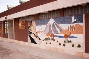 圣佩德罗·德·阿塔卡马Hostal Anpaymi Atacama的建筑一侧的壁画