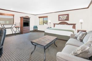 米切尔Days Inn by Wyndham Mitchell SD的酒店客房设有床和客厅。