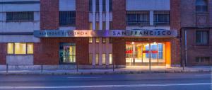 莱昂Albergue Peregrinos San Francisco de Asis的带有读Sanfrancisco的标志的建筑