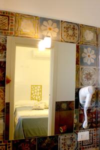 圣维托罗卡波Fra lu Mari的一间带镜子的卧室和一张位于客房内的床