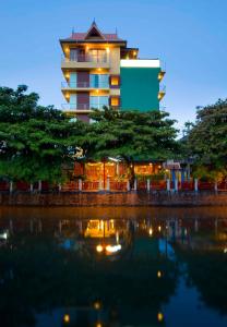 曼谷兰普树屋精品酒店的一座晚上倒入水中的建筑