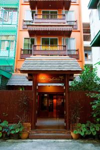 曼谷兰普树屋精品酒店的一座带阳台的建筑