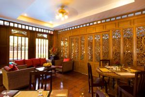曼谷兰普树屋精品酒店的一间在房间内配有桌椅的餐厅