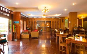 曼谷兰普树屋精品酒店的一间带桌椅的餐厅和一个大堂