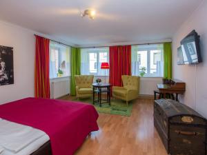 福森Altstadt Ferienwohnung Guade Zeit的卧室配有一张床和一张桌子及椅子