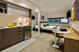 悉尼奎斯特麦格理公园公寓的厨房以及1间带1张床的卧室