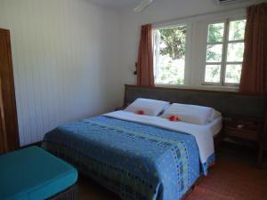 拉迪格岛桑切斯米其林家庭住宅酒店的一间卧室配有带两个枕头的床和窗户