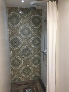 Schwenheim乐卡琳迪萨韦斯住宿加早餐酒店的浴室配有淋浴帘和瓷砖墙