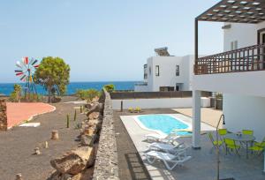 科斯塔特吉塞Villas Las Maretas的享有带游泳池和大海的房子的景色
