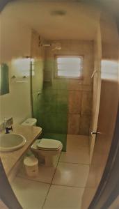 卡马萨里索谢格德卓娅公寓的浴室配有卫生间、盥洗盆和淋浴。