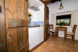 Casa Fajara的厨房或小厨房