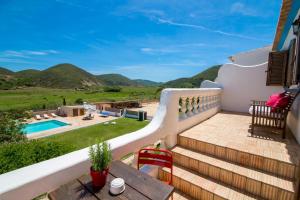卡拉帕泰拉Casa Fajara的享有游泳池和山脉景致的别墅