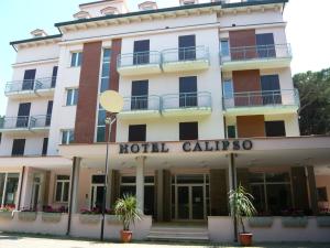 里杜德里伊斯坦西Hotel Calipso的一座酒店大楼,设有酒店画廊,