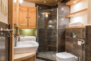 考斯赛力克udanypobyt Apartament Sauna Fun的一间带水槽、卫生间和淋浴的浴室