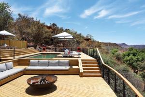 Makuleke Contract ParkThe Outpost & Pel's Post的木甲板,设有游泳池、桌子和碗