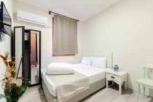 伊兹密尔阿戈拉公园酒店 的白色卧室配有床和桌子