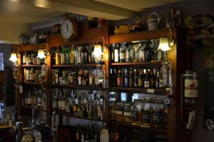 阿伯加文尼The Clytha Arms的酒吧里有很多瓶装酒精饮料