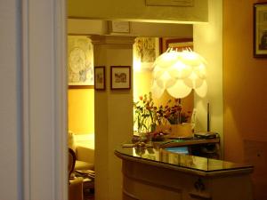卢卡阿尔伯托圣马蒂诺酒店的厨房配有玻璃台面和灯具