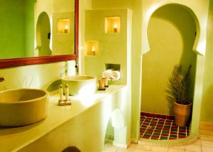 Maison d'Hôtes Kasbah Azul的一间浴室