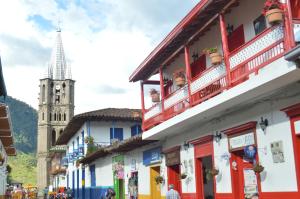 贾丁Hotel La Casona的一条有色彩缤纷的建筑和教堂的街道