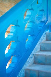 西区Hotel Los Corales的蓝色的墙壁,有楼梯和水中的鸟