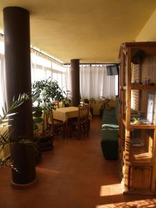 莱德斯马Hotel Rural El Rocal的客厅配有沙发和桌椅