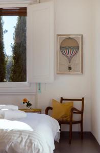 佛罗伦萨莫斯佛罗伦萨旅馆的一间卧室设有一张床和一个带热气球的窗户