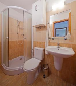 道尼库宾奥拉瓦公园山林小屋的浴室配有卫生间、盥洗盆和淋浴。