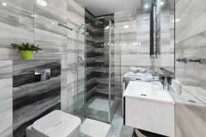扎科帕内Apartamenty Szkolna Zakopane的浴室配有卫生间、盥洗盆和淋浴。