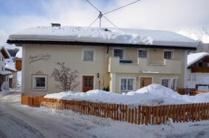 瑙德斯克劳迪娅公寓的雪覆盖的房屋,有栅栏