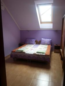 豪伊杜索博斯洛Marinica Apartman的一间卧室设有一张大床和窗户