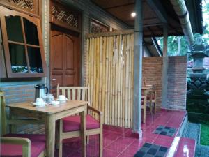 乌布塔拉之家民宿的配有桌椅和门的房间