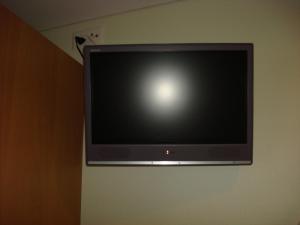 韦尔申罗尔克鲁兹加斯霍夫酒店的挂在墙上的平面电视