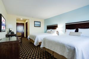 克利本克利本贝斯特威汽车旅馆的酒店客房设有两张床和电视。