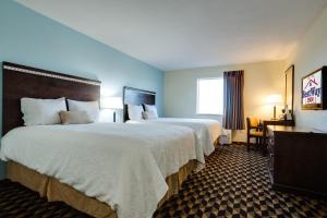 克利本克利本贝斯特威汽车旅馆的酒店客房配有两张床和一张书桌