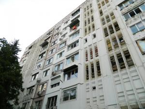 基希讷乌现代公寓的一座高大的白色建筑,有许多窗户