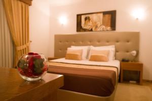 布拉干萨旅游小屋酒店的一间卧室配有一张床,桌上放着一碗水果