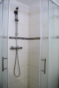 诺伊斯Work & stay Neuss的浴室内配有淋浴和头顶淋浴