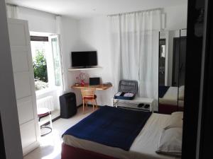 科莫罗莎蓝光住宿加早餐旅馆的一间卧室配有一张床、一张桌子和一个窗户。