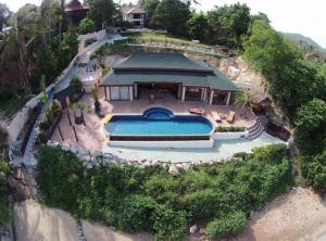 西塔努5 Bedroom Seafront Villa Phangan SDV231-By Samui Dream Villas的享有带游泳池的房屋的空中景致